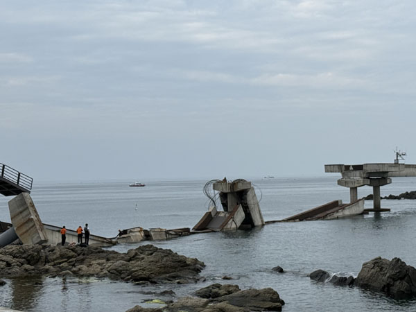 28일 오후 1시15분께 경북 포항시 남구 구룡포읍 장길리 보릿돌교가 붕괴됐다. 2026.07.28.  뉴시스