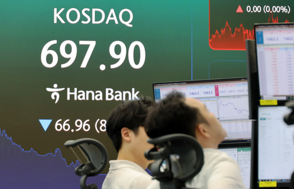 28일 서울 하나은행 본점 딜링룸에서 직원들이 증시와 환율을 모니터하고 있다. 이날 코스닥은 8%대 급락, 장 중 700선마저 이탈했다. 2026.7.28 연합뉴스