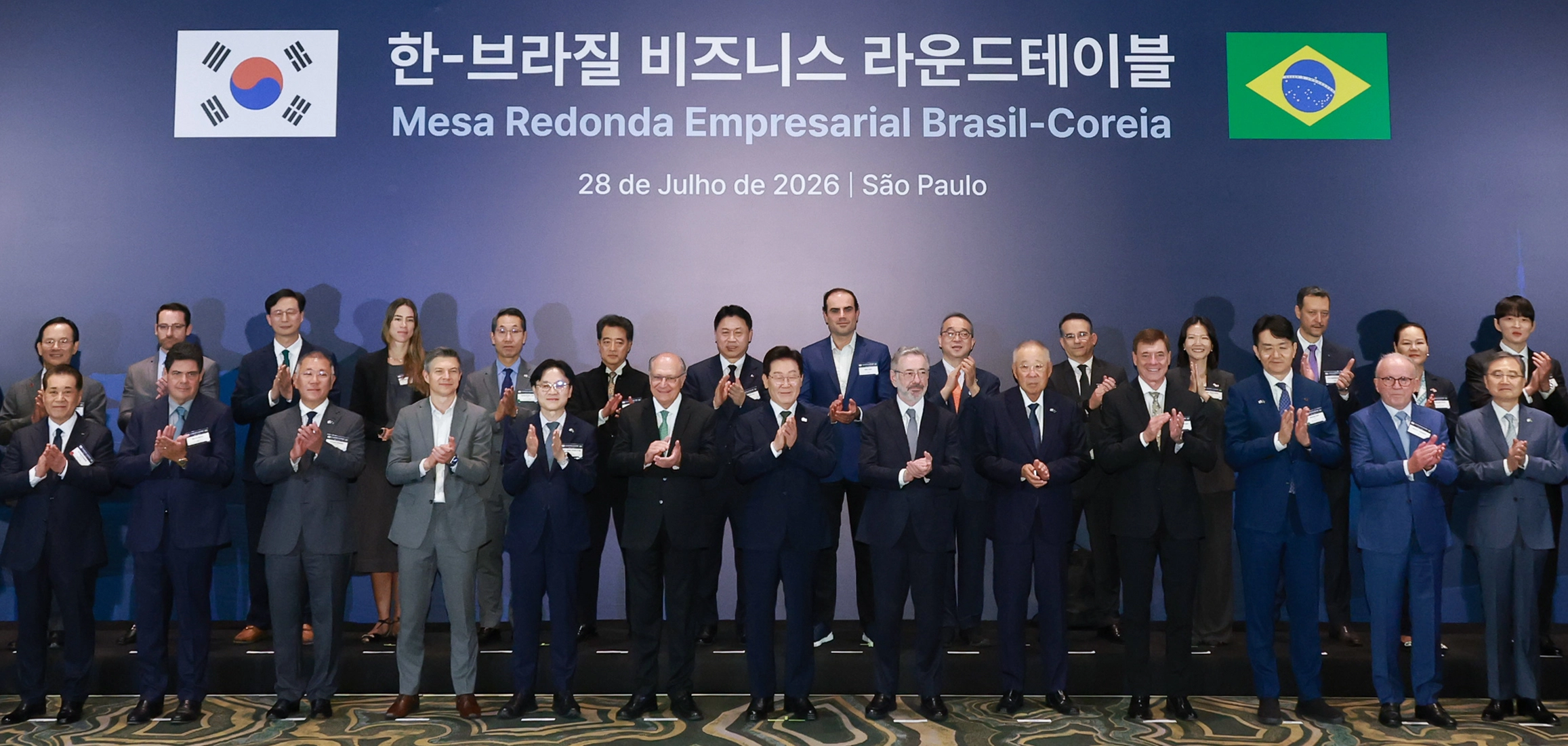이재명 대통령, 한-브라질 비즈니스 라운드테이블 참석  이재명 대통령, 한-브라질 비즈니스 라운드테이블 참석
    (상파울루=연합뉴스) 한상균 기자 = 이재명 대통령이 28일(현지시간) 브라질 상파울루 한 호텔에서 열린 한-브라질 비즈니스 라운드테이블에서 제라우두 아우키민 브라질 부통령, 류진 한국경제인협회 회장, 정의선 현대차그룹 회장을 비롯한 참석 기업인 등과 기념 촬영을 하고 있다. 2026.7.29
    xyz@yna.co.kr  
(끝)


<저작권자(c) 연합뉴스, 무단 전재-재배포, AI 학습 및 활용 금지>