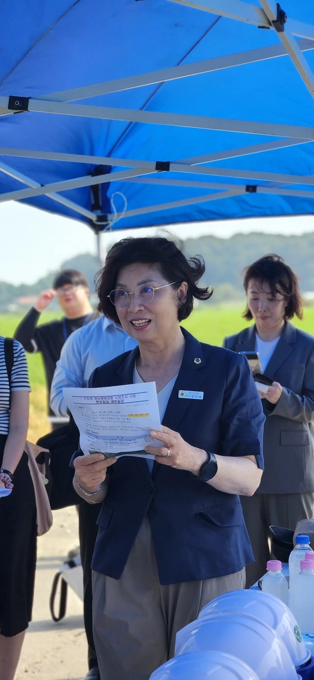 ▲김미숙 부의장이 수도권 영농형 태양광 시범조성 사업 현장 점검 중 사업 추진 관련 의견을 전달하고 있다. (사진=경기도의회)