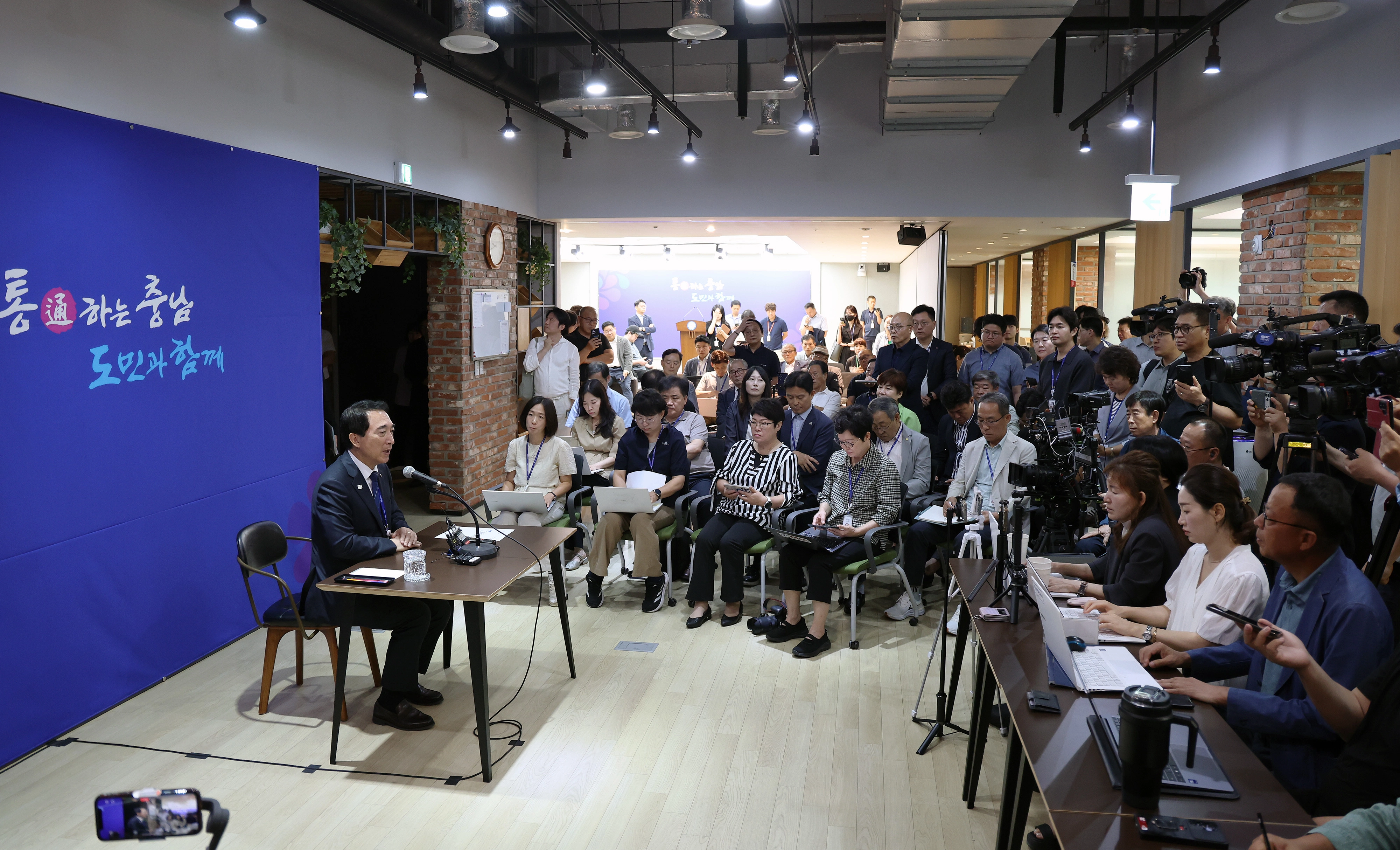 박수현 충남도지사가 29일 기자간담회에서 현안 추진 상황 등을 설명하고 있다. 도 제공