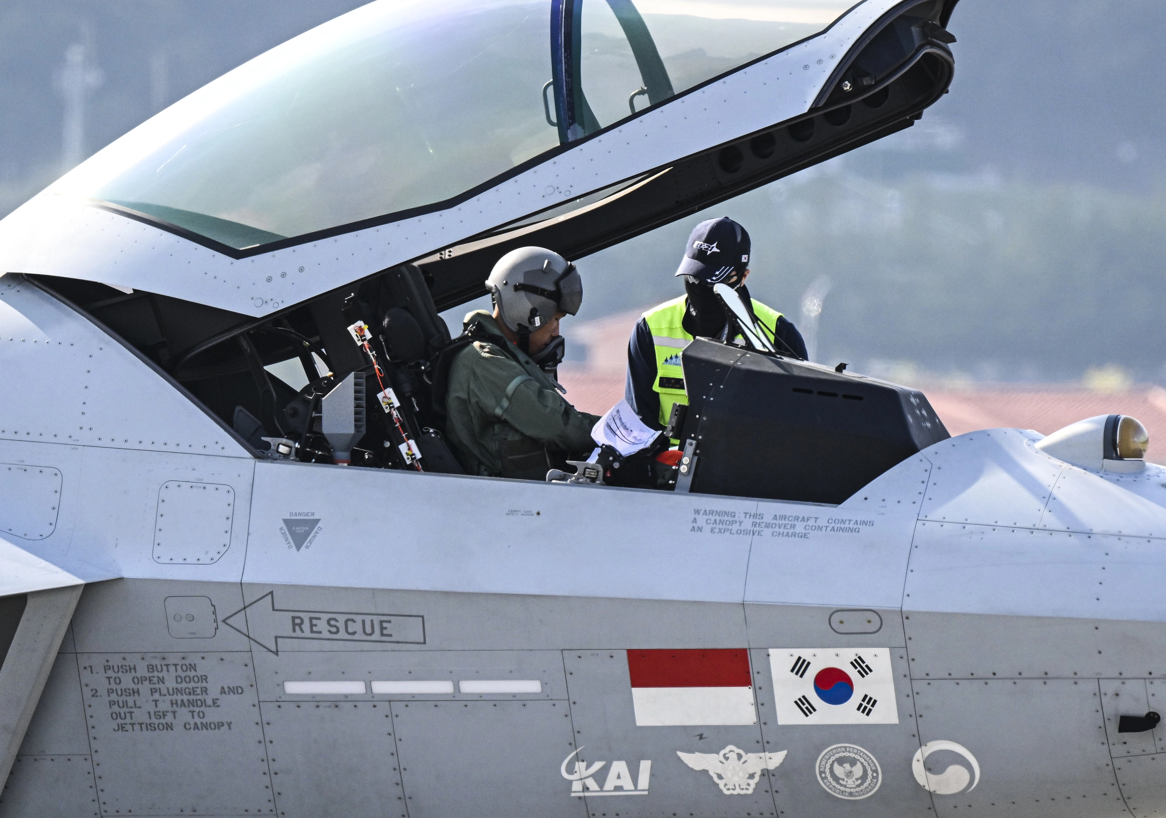 19일 경기 성남시 서울공항에서 열린 서울 국제 항공우주 및 방위산업 전시회(ADEX 2025)에서 관계자들이 한국형 초음속 전투기 KF-21 보라매를 점검하고 있다. 2025.10.19 이지훈 기자