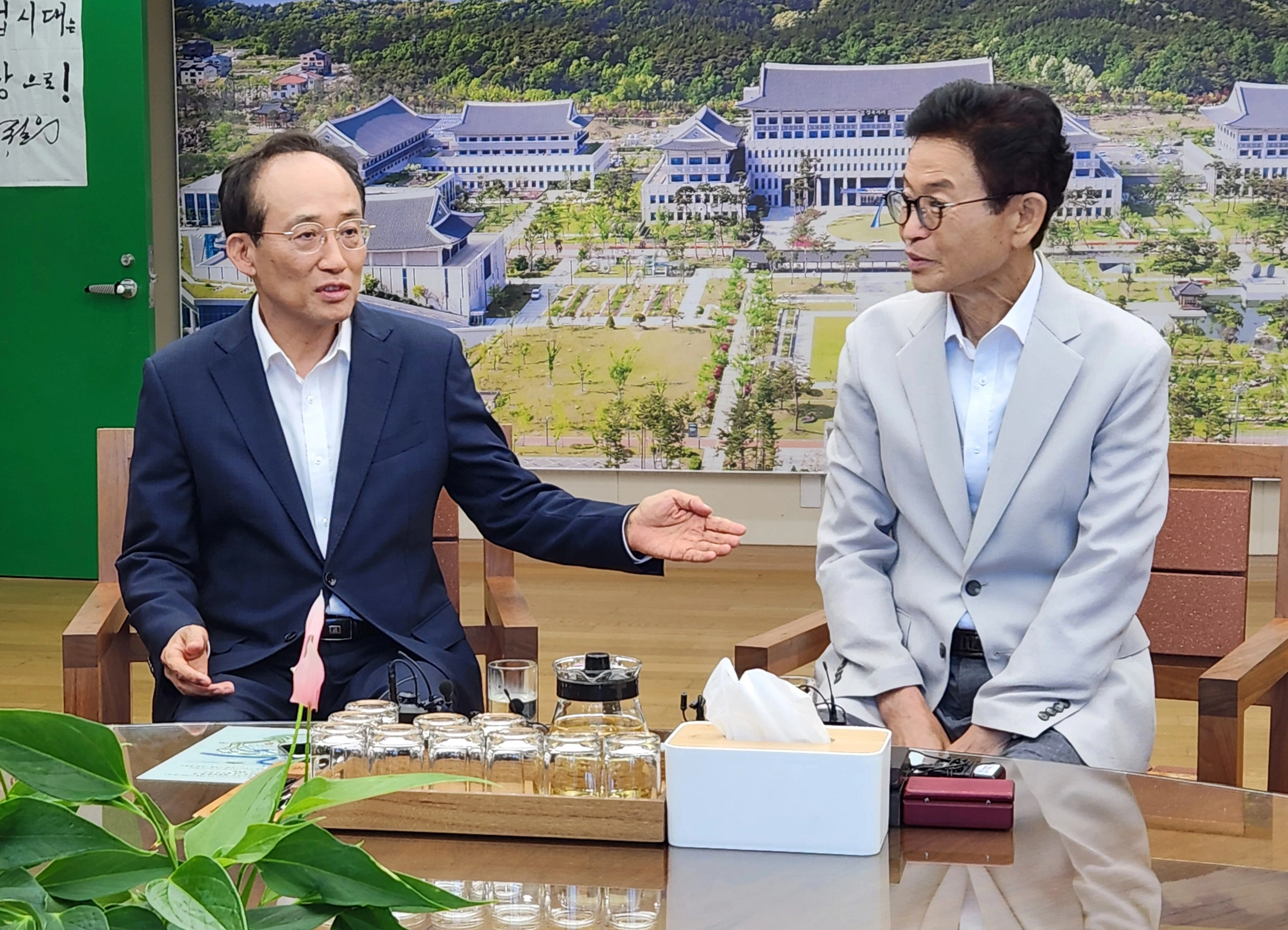 대구시장·경북지사 첫 공식 회동…신공항·행정통합 등 논의  추경호 대구시장과 이철우 경북지사가 29일 경북도청에서 만나 대구·경북(TK) 신공항과 행정통합을 비롯한 주요 현안 해결을 위해 머리를 맞댔다. 연합뉴스