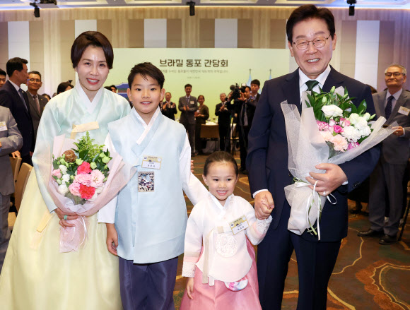 이재명 대통령과 김혜경 여사가 28일(현지시간) 브라질 상파울루 한 호텔에서 열린 동포 오찬간담회에서 화동과 기념 촬영을 하고 있다. 2026.7.29  연합뉴스