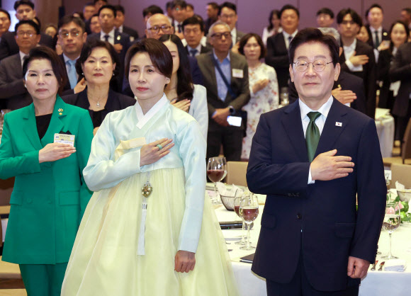 이재명 대통령과 김혜경 여사가 28일(현지시간) 브라질 상파울루 한 호텔에서 열린 동포 오찬간담회에서 국민의례를 하고 있다. 2026.7.29  연합뉴스