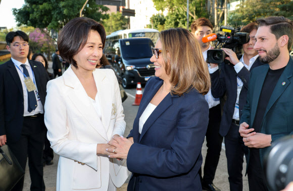 김혜경 여사와 룰라 브라질 대통령 부인 호잔젤라 다시우바 여사가 28일(현지시간) 브라질 한국영화제가 열린 상파울루 시립문화센터를 방문해 인사를 나누고 있다. 2026.7.29  연합뉴스