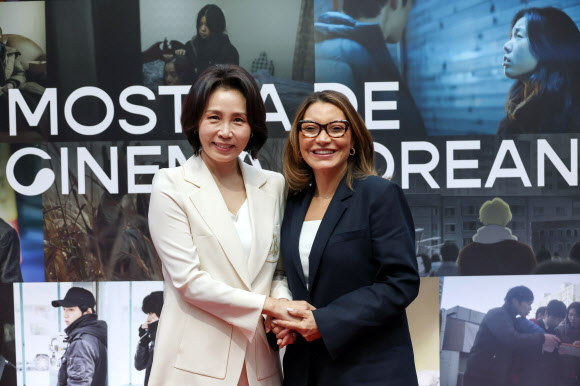 김혜경 여사와 룰라 브라질 대통령 부인 호잔젤라 다시우바 여사가 28일(현지시간) 브라질 한국영화제가 열린 상파울루 시립문화센터를 방문해 기념 촬영을 하고 있다. 2026.7.29  연합뉴스