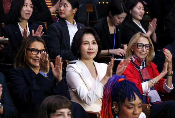 김혜경 여사와 브라질 영부인 호잔젤라 다시우바 여사가 28일(현지시간) 상파울루 시립문화센터에서 열린 브라질 한국영화제에서 박수치고 있다. 2026.7.29  연합뉴스
