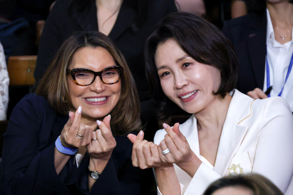 김혜경 여사와 브라질 영부인 호잔젤라 다시우바 여사가 28일(현지시간) 상파울루 시립문화센터에서 열린 브라질 한국영화제에서 영화 관람 후 손가락 하트와 함께 기념 촬영을 하고 있다. 2026.7.29  연합뉴스