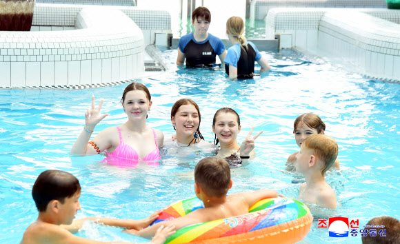 ‘송도원친선야영-2026’에 참가한 러시아와 중국의 학생소년야영단이 평양 문수물놀이장을 찾았다고 조선중앙통신이 29일 보도했다. 2026.7.29  평양 조선중앙통신 연합뉴스