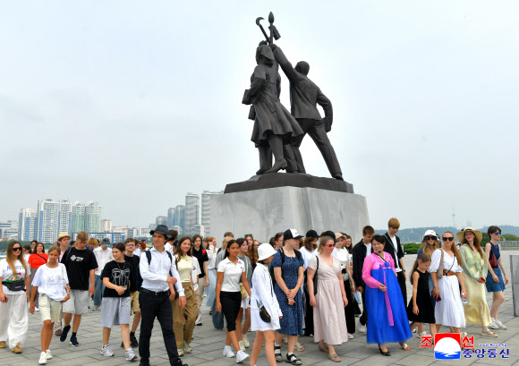 ‘송도원친선야영-2026’에 참가한 러시아와 중국의 학생소년야영단이 평양 주체사상탑을 참관했다고 조선중앙통신이 29일 보도했다. 2026.7.29 평양 조선중앙통신 연합뉴스