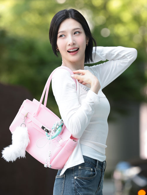 레드벨벳 조이가 ‘동물농장’ 녹화를 위해 29일 서울 양천구 SBS목동에 도착해 매력을 발산하고 있다. 2026.7.29 뉴스1