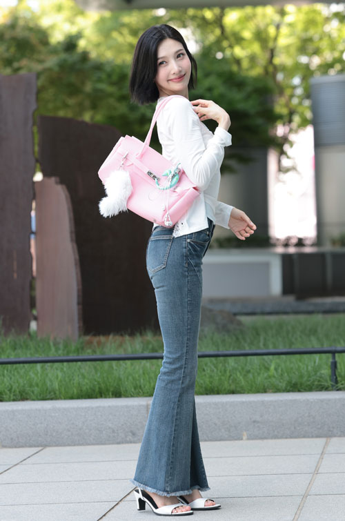 레드벨벳 조이가 ‘동물농장’ 녹화를 위해 29일 서울 양천구 SBS목동에 도착해 인사를 하고 있다. 2026.7.29 뉴스1