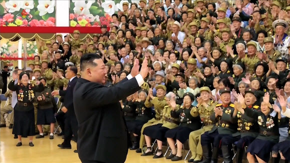 전쟁노병들에게 손 흔드는 김정은