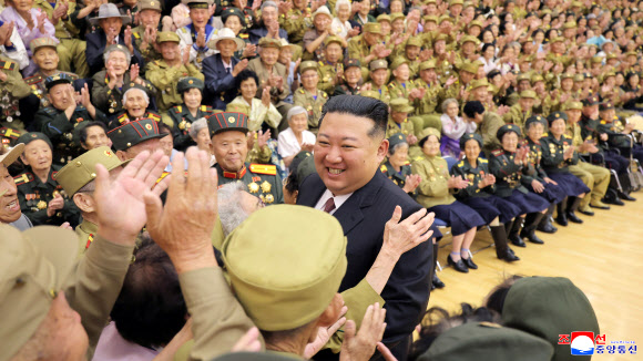 김정은, 전승절 경축행사 참가한 전쟁노병.전시공로자 격려