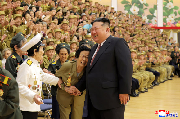 김정은, 전승절 경축행사 참가한 전쟁노병.전시공로자 격려