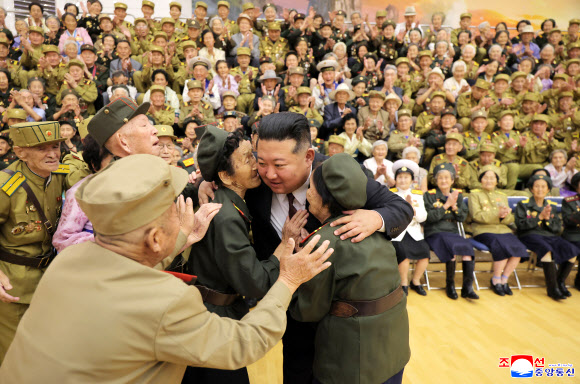 김정은, 전승절 경축행사 참가한 전쟁노병.전시공로자 격려