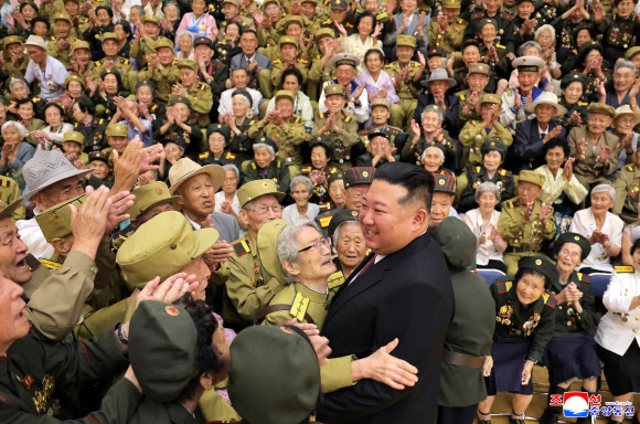 김정은, 전승절 경축행사 참가한 전쟁노병.전시공로자 격려