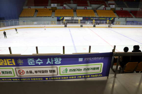 폭염 속 빙상장 무더위 쉼터