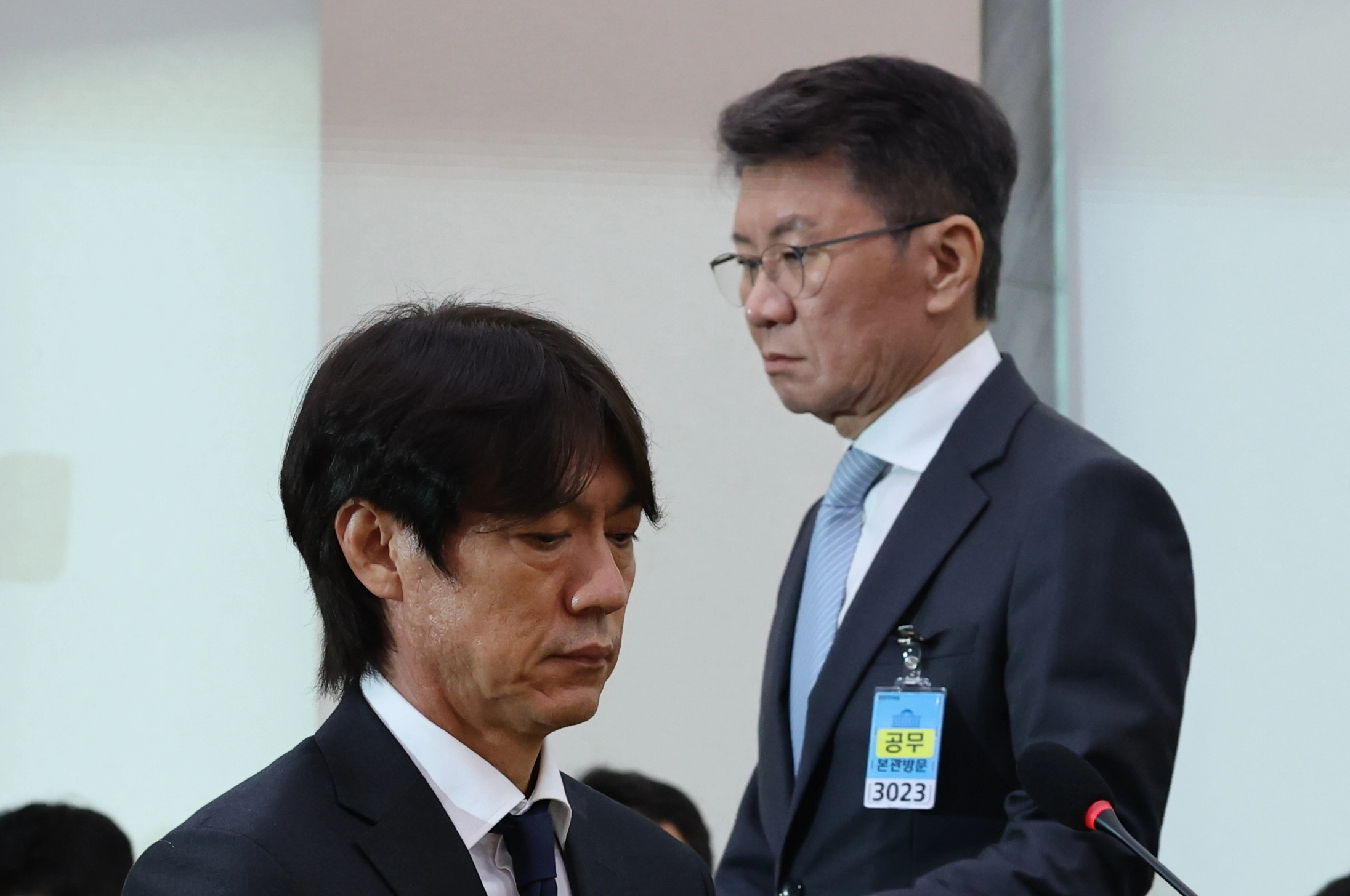 정몽규 전 대한축구협회장과 홍명보 전 축구대표팀 감독  정몽규 전 대한축구협회장과 홍명보 전 축구대표팀 감독
정몽규 전 대한축구협회장(오른쪽)이 30일 국회 문화체육관광위원회에서 열린 대한축구협회 현안 관련 청문회에 증인으로 출석, 선서문을 위원장인 더불어민주당 이재정 의원에게 제출한 뒤 자리로 돌아가고 있다. 왼쪽은 홍명보 전 축구대표팀 감독. 2026.7.30 국회사진기자단