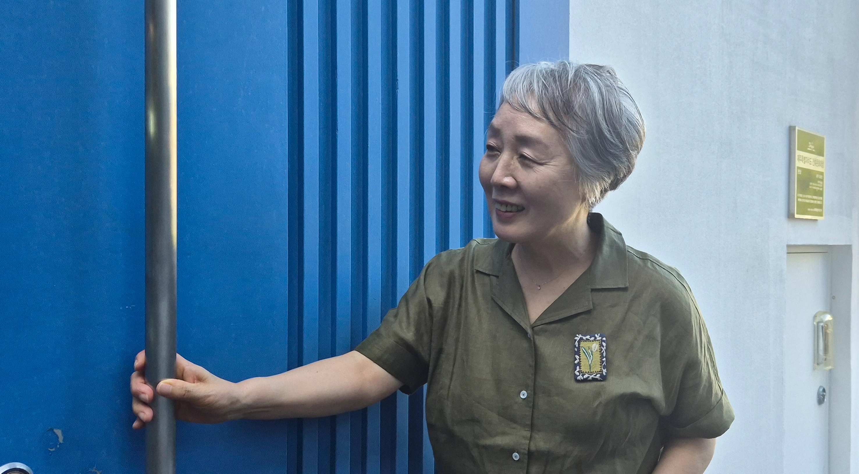 최근 에세이 ‘나이 60, 생판 남들과 산다’를 펴낸 조선희 전 제주문화예술재단 경영기획본부장이 29일 공유주택 미로헌의 파란대문 앞에서 사람을 배웅하고 있다. 제주 강동삼 기자