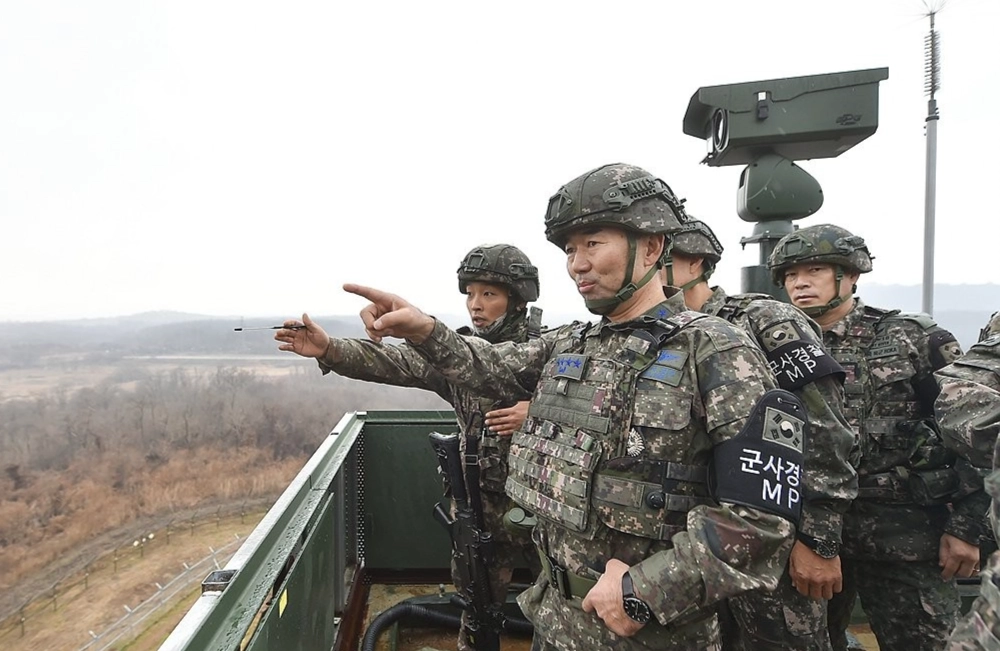 진영승 합참의장이 27일 육군 1사단 GP를 방문해 대비태세를 점검하고 있다. 2025.11.27 합동참모본부 제공