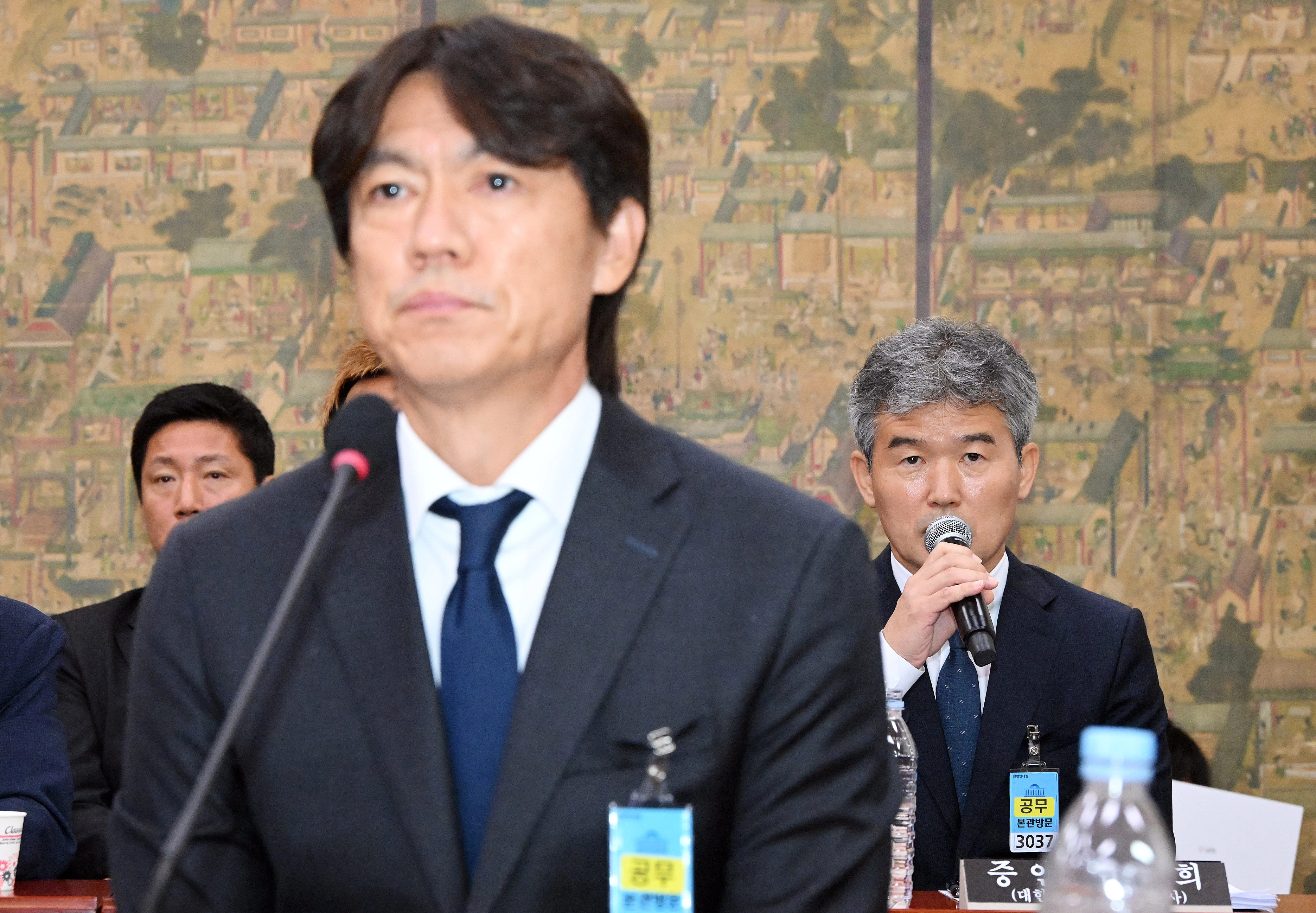 김승희(오른쪽) 대한축구협회 전무이사가 30일 국회에서 열린 국회 문화체육관광위원회의 대한축구협회 현안 관련 청문회에 출석해 질의에 답하고 있다. 왼쪽은 홍명보 전 축구 국가대표팀 감독. 2026.7.30 국회사진기자단