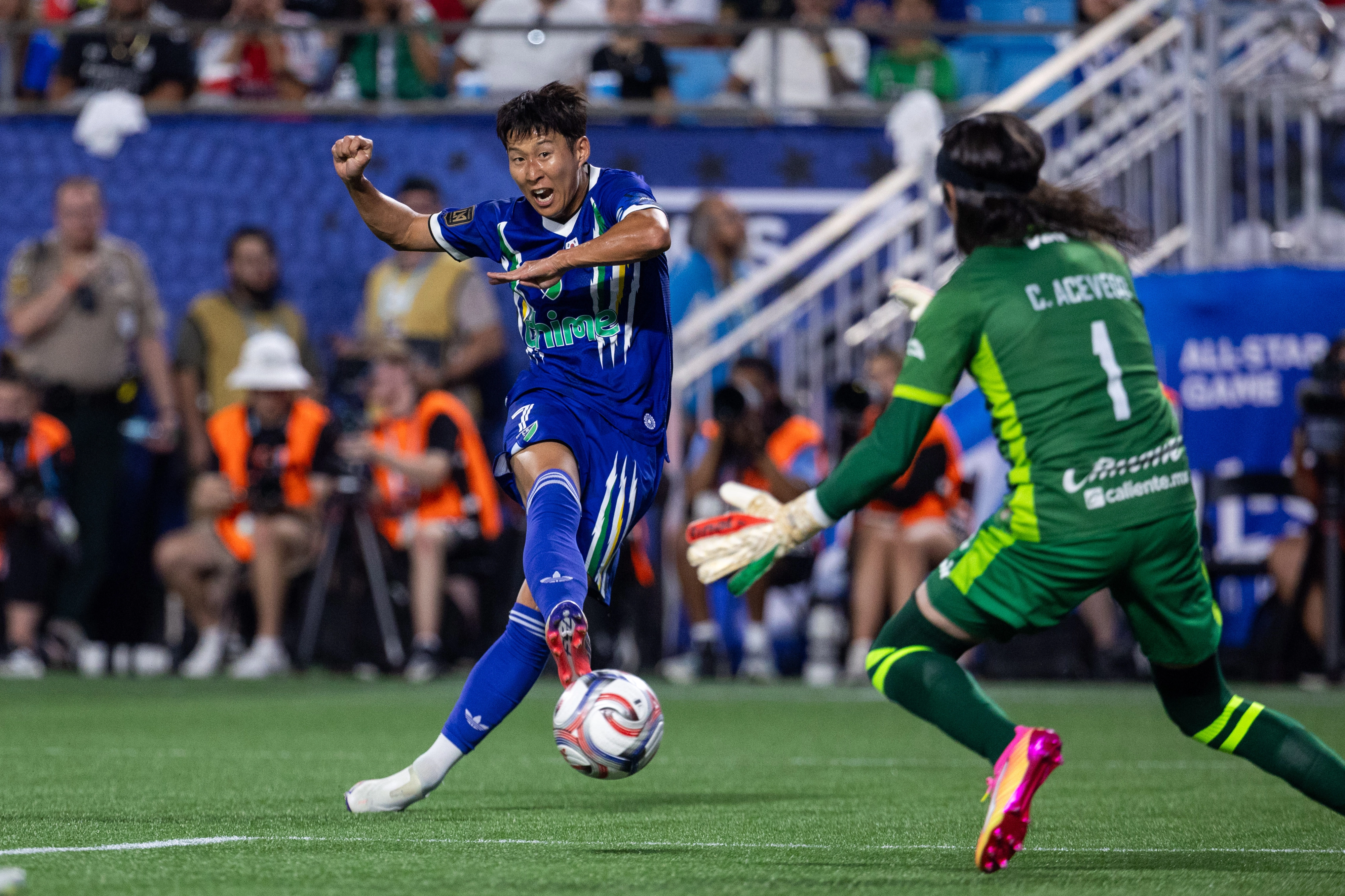 MLS 올스타전, 동점 골 넣는 손흥민  손흥민(LA FC)이 29일(현지 시간) 미 노스캐롤라이나주 샬럿의 뱅크 오브 아메리카 스타디움에서 열린 2026 미국 메이저리그사커(MLS) 올스타전 멕시코 리가 MX 올스타와 경기 0-1로 뒤지던 전반 20분 동점 골을 넣고 있다. 손흥민은 주장으로 선발 출전해 동점 골과 역전 골을 넣는 등 멀티 골 활약을 펼치며 전반 35분 교체됐다. 샬럿 AP 뉴시스