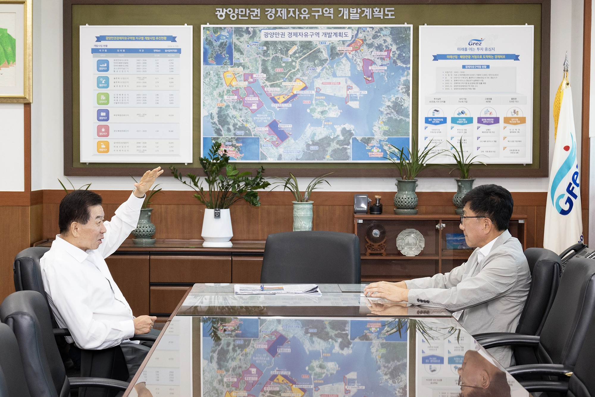 구충곤(왼쪽) 광양경자청장이 박원석 (재)원자력산업정책연구원장과 면담 하고 있다.