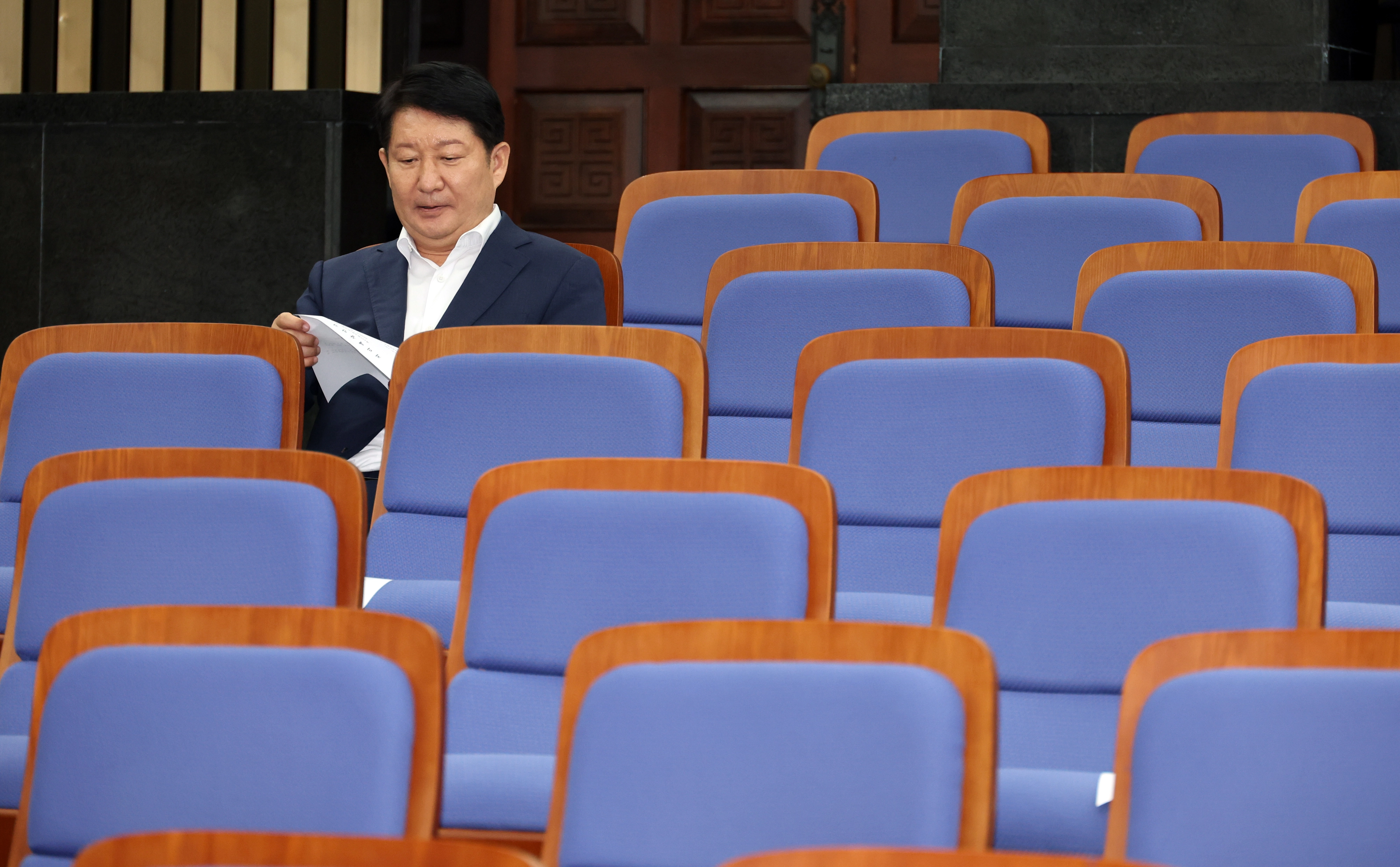 권영진 국민의힘 의원이 30일 국회에서 열린 의원총회에 참석하고 있다. 뉴시스