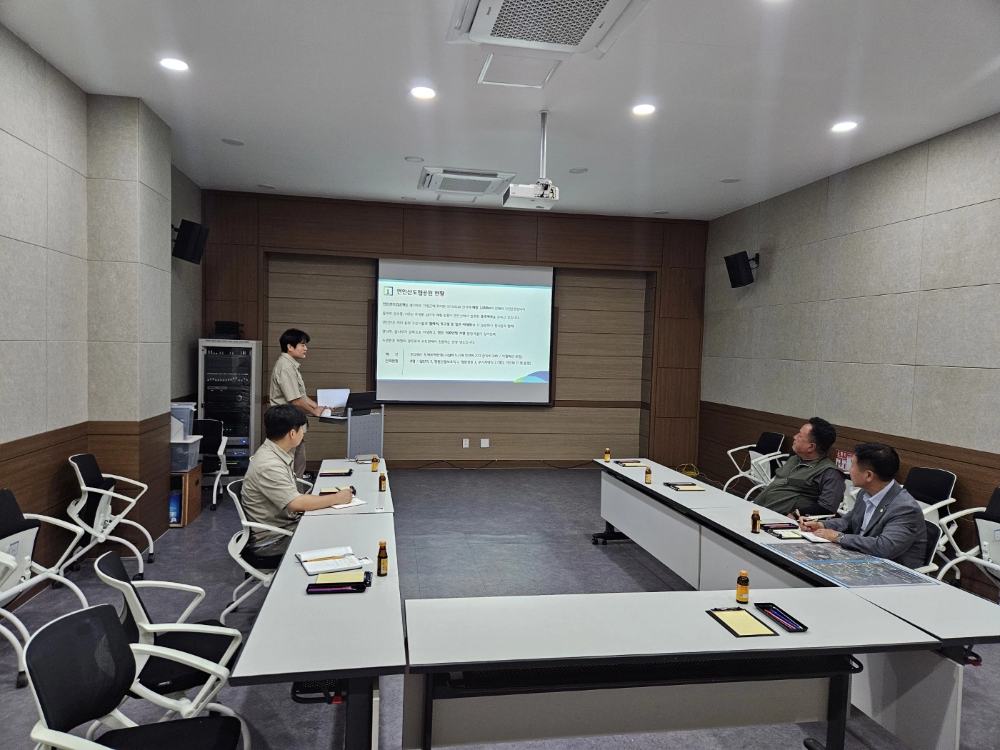 ▲박영선 의원이 연인산도립공원관리사무소에서 관계자들로부터 주요 현안업무 보고를 받고 있다. (사진=경기도의회)