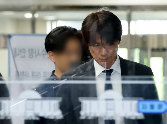 홍명보 전 축구대표팀 감독이 30일 국회에서 열릴 문화체육관광위원회 대한축구협회 현안 관련 청문회에 출석하기 위해 본청으로 들어서고 있다. 2026.7.30 연합뉴스