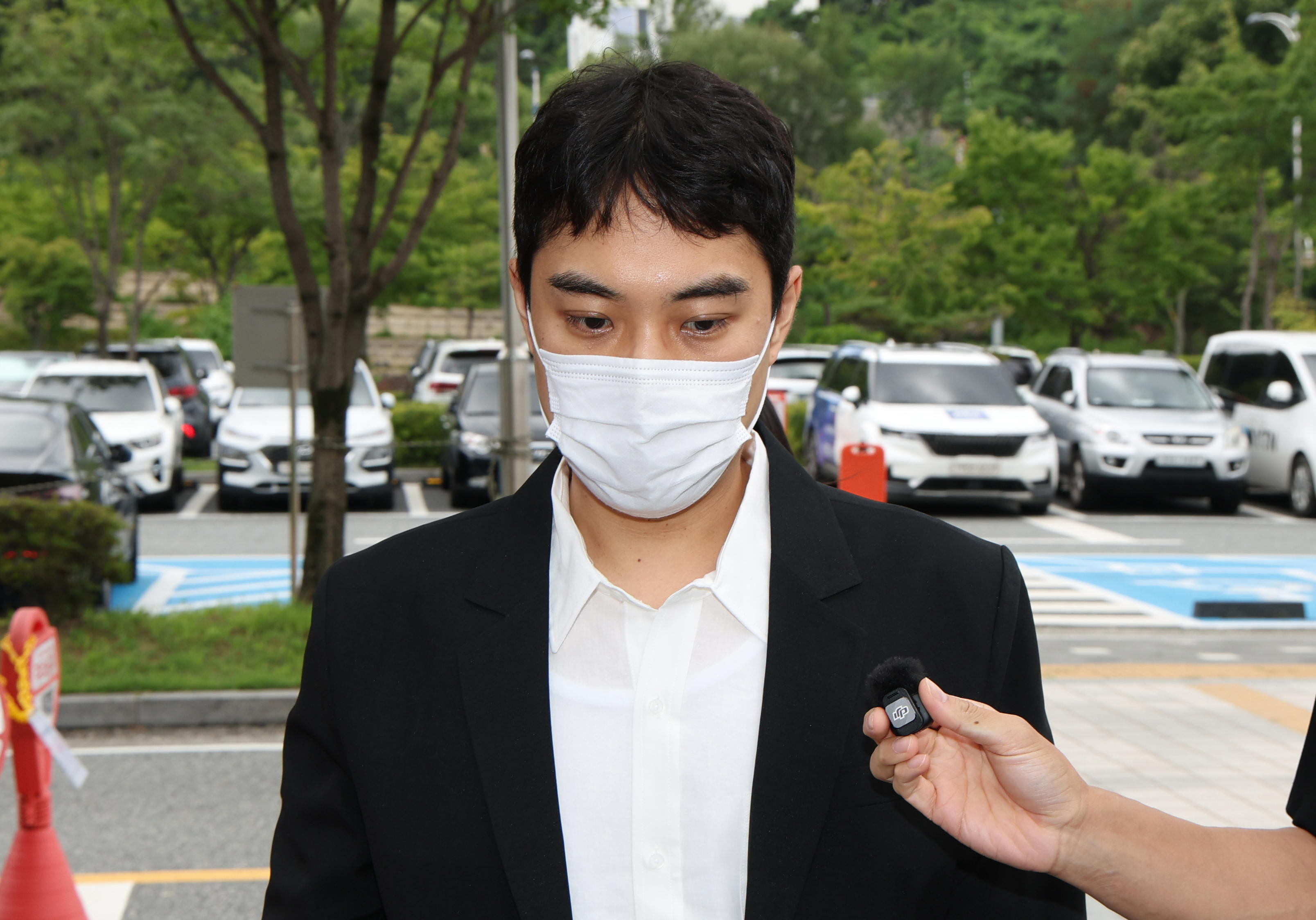 미성년자 성매매 혐의 등을 받는 최영중 전 청주시의원이 30일 구속 전 피의자 심문(영장실질심사)을 받기 위해 충북 청주시 서원구 청주지방법원에 출석하고 있다. 2026.7.30. 뉴스1