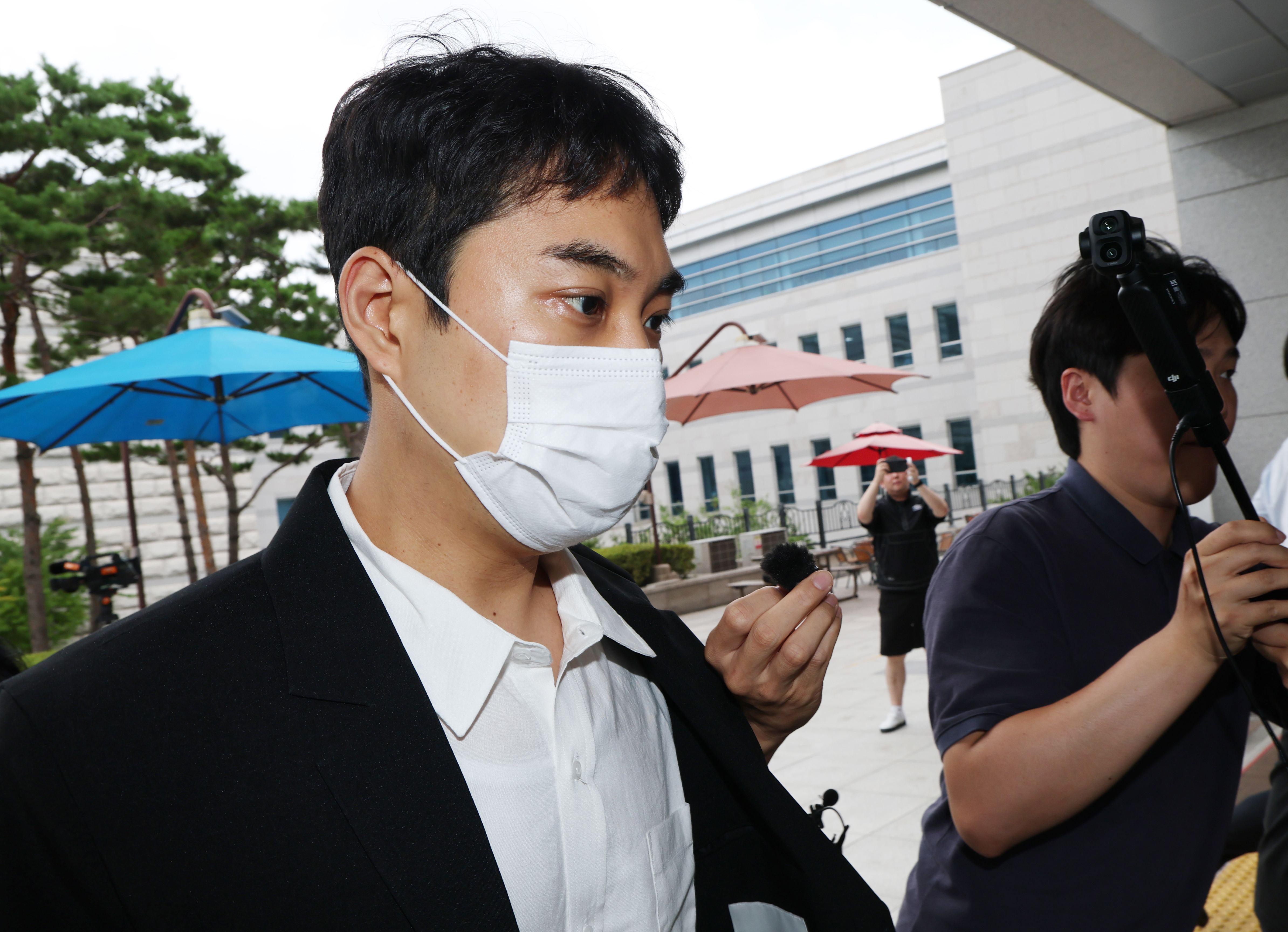 미성년자 성매매 혐의 등을 받는 최영중 전 청주시의원이 30일 구속 전 피의자 심문(영장실질심사)을 받기 위해 충북 청주시 서원구 청주지방법원에 출석하고 있다. 2026.7.30. 뉴스1