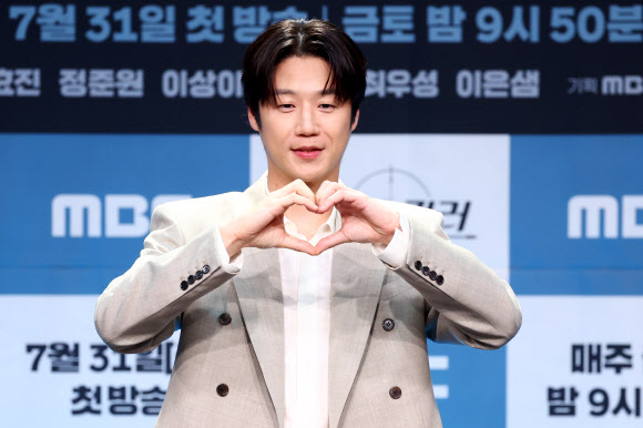 배우 정준원이 30일 오후 서울 마포구 MBC 골든마우스홀에서 열린 새 금토드라마 ‘유부녀 킬러’ 제작발표회에서 포즈를 취하고 있다. 2026.7.30 연합뉴스