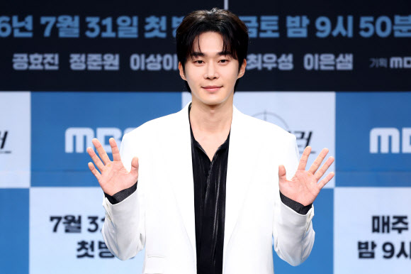 배우 무진성이 30일 오후 서울 마포구 MBC 골든마우스홀에서 열린 새 금토드라마 ‘유부녀 킬러’ 제작발표회에서 포즈를 취하고 있다. 2026.7.30 연합뉴스