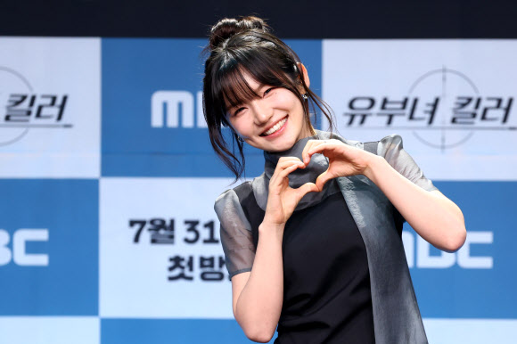 배우 이은샘이 30일 오후 서울 마포구 MBC 골든마우스홀에서 열린 새 금토드라마 ‘유부녀 킬러’ 제작발표회에서 포즈를 취하고 있다. 2026.7.30 연합뉴스