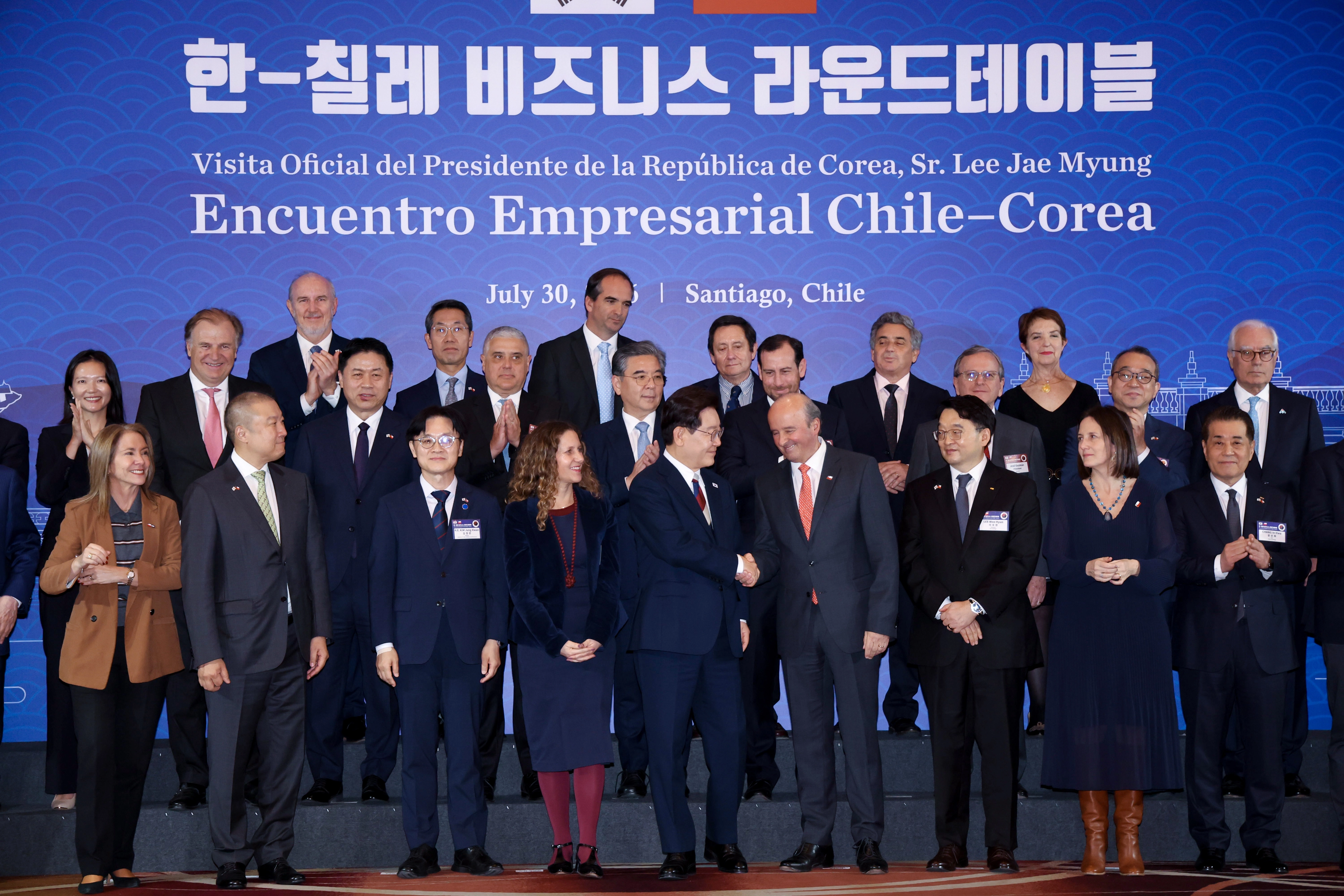 이재명 대통령과 토레스 차관  이재명 대통령과 토레스 차관
    (산티아고<칠레>=연합뉴스) 한상균 기자 = 이재명 대통령이 30일(현지시간) 칠레 산티아고 한 호텔에서 한-칠레 비즈니스 라운드 테이블에서 기념 촬영을 마친 뒤 파트리시오 토레스 칠레 외교부 차관과 악수하고 있다. 2026.7.31
    xyz@yna.co.kr  
(끝)


<저작권자(c) 연합뉴스, 무단 전재-재배포, AI 학습 및 활용 금지>
