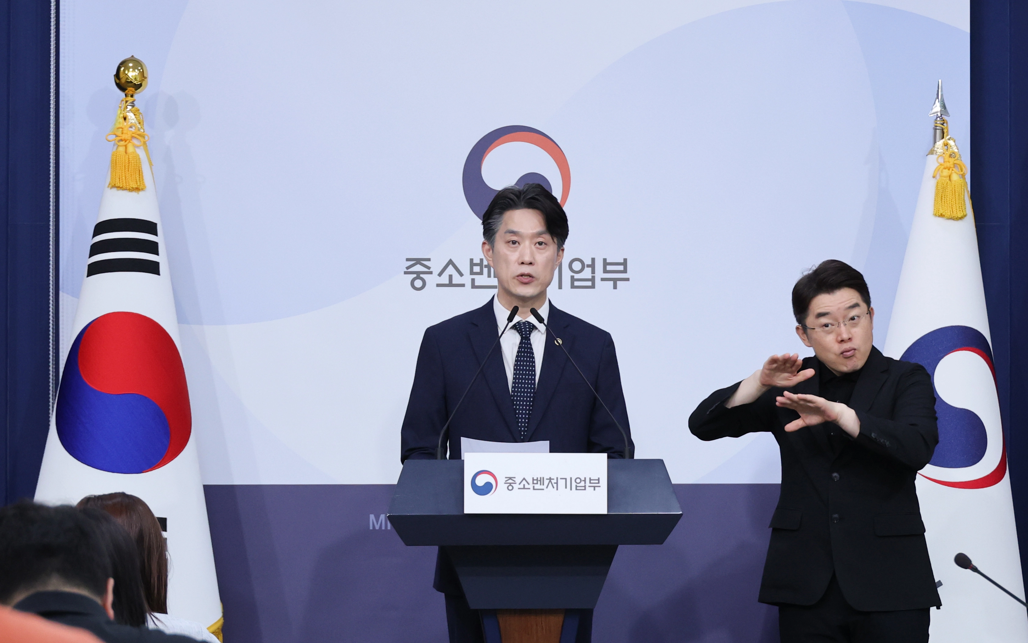 노용석 중소벤처기업부 장관 직무대행 겸 제1차관이 31일 서울 종로구 정부서울청사 별관에서 모두의 창업 프로젝트 정보 유출 경과 및 향후 계획에 대해 브리핑하고 있다. 연합뉴스