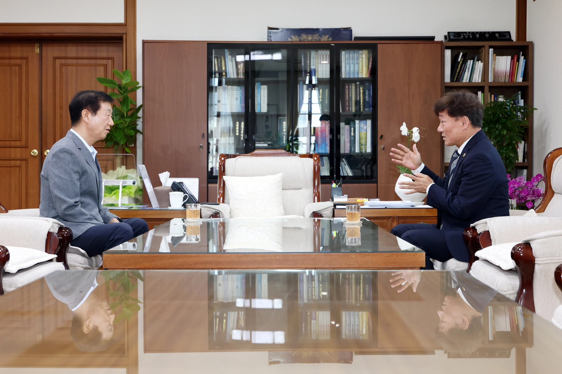 ▲ 남종섭 의장이 대구광역시의회를 방문해 임인환 의장과 지방의회 독립성 및 자율성 확보 방안을 논의하고 있다. (사진=경기도의회)