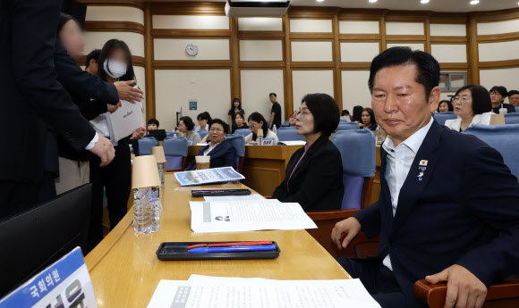 ‘보완수사권 폐지’ 운명의 날…항의받는 정청래