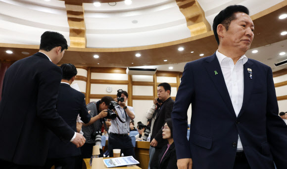 ‘보완수사권 폐지’ 운명의 날…항의받는 정청래
