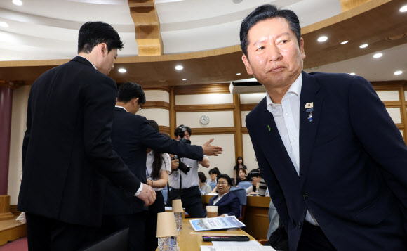 ‘보완수사권 폐지’ 운명의 날…항의받는 정청래