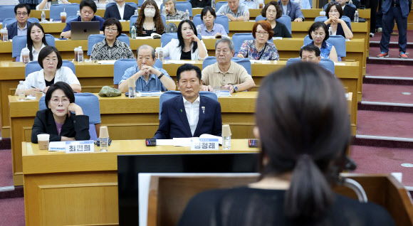 보완수사권 폐지 앞두고 반대 의견 듣는 정청래