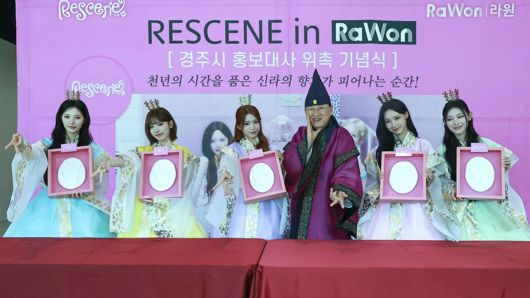 경북 경주시 홍보대사 위촉 기념식이 열린 2일 각자의 핸드프린팅을 들고 있는 그룹 리센느 멤버들이 주낙영 경주시장과 함께 ‘갸루 피스’ 포즈를 취하고 있다. 왼쪽부터 리브, 메이, 제나, 주 시장, 원이, 미나미. 주 시장 페이스북 캡처