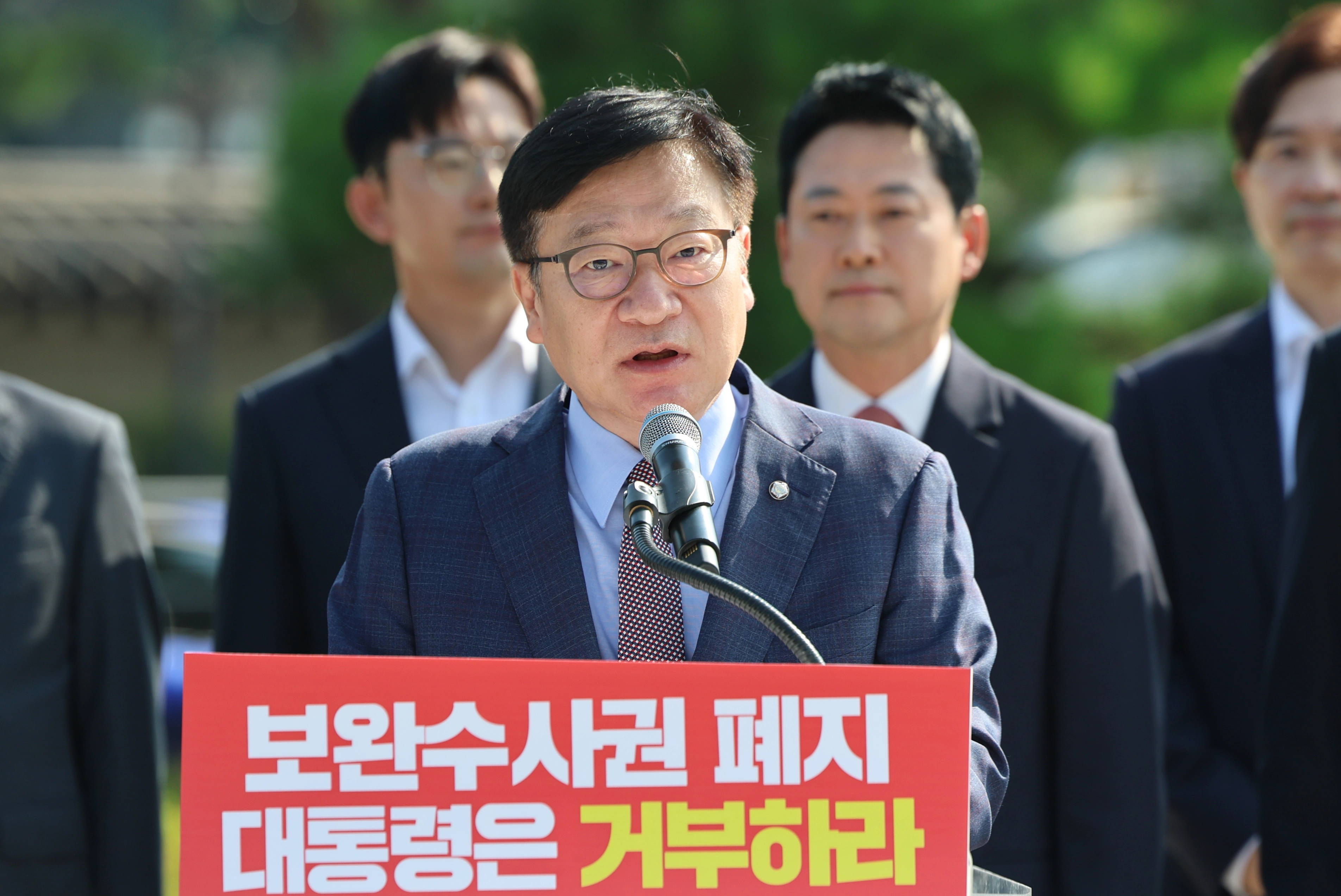 국민의힘 정점식 원내대표가 3일 청와대 사랑채 앞에서 열린 현장 최고위원회의에서 형사소송법 개정안에 대한 이대통령의 재의요구권 행사를 촉구하고 있다. 연합뉴스