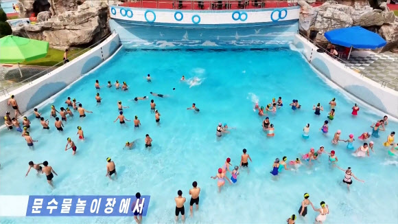 북한에도 무더위가 지속되고 있는 가운데 많은 주민들이 평양 ‘문수물놀이장’을 찾아 피서를 즐기고 있다고 조선중앙TV가 2일 보도했다.[조선중앙TV 화면] 2026.8.3 연합뉴스