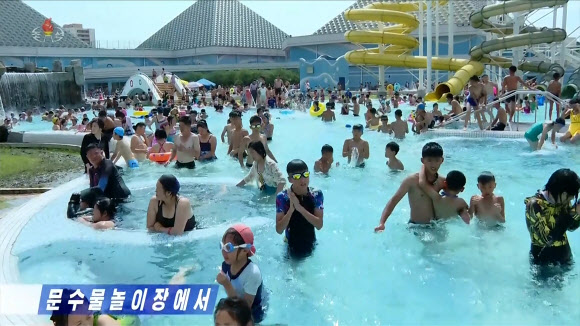 북한에도 무더위가 지속되고 있는 가운데 많은 주민들이 평양 ‘문수물놀이장’을 찾아 피서를 즐기고 있다고 조선중앙TV가 2일 보도했다.[조선중앙TV 화면] 2026.8.3 연합뉴스