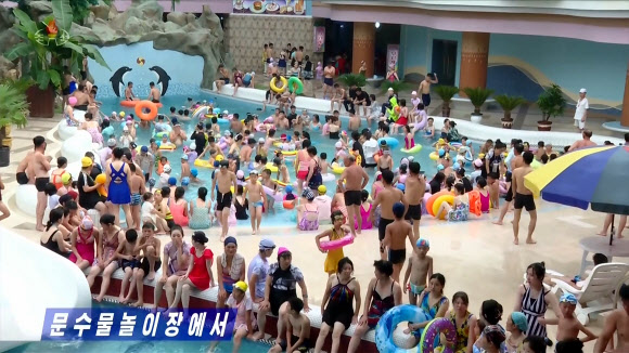 북한에도 무더위가 지속되고 있는 가운데 많은 주민들이 평양 ‘문수물놀이장’을 찾아 피서를 즐기고 있다고 조선중앙TV가 2일 보도했다.[조선중앙TV 화면] 2026.8.3 연합뉴스