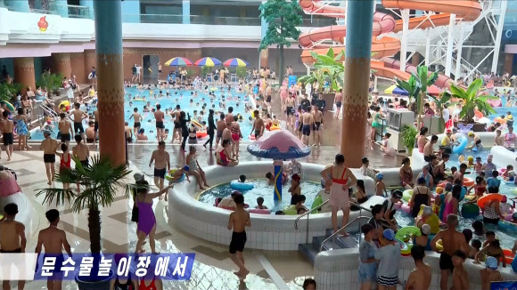 북한에도 무더위가 지속되고 있는 가운데 많은 주민들이 평양 ‘문수물놀이장’을 찾아 피서를 즐기고 있다고 조선중앙TV가 2일 보도했다.[조선중앙TV 화면] 2026.8.3 연합뉴스